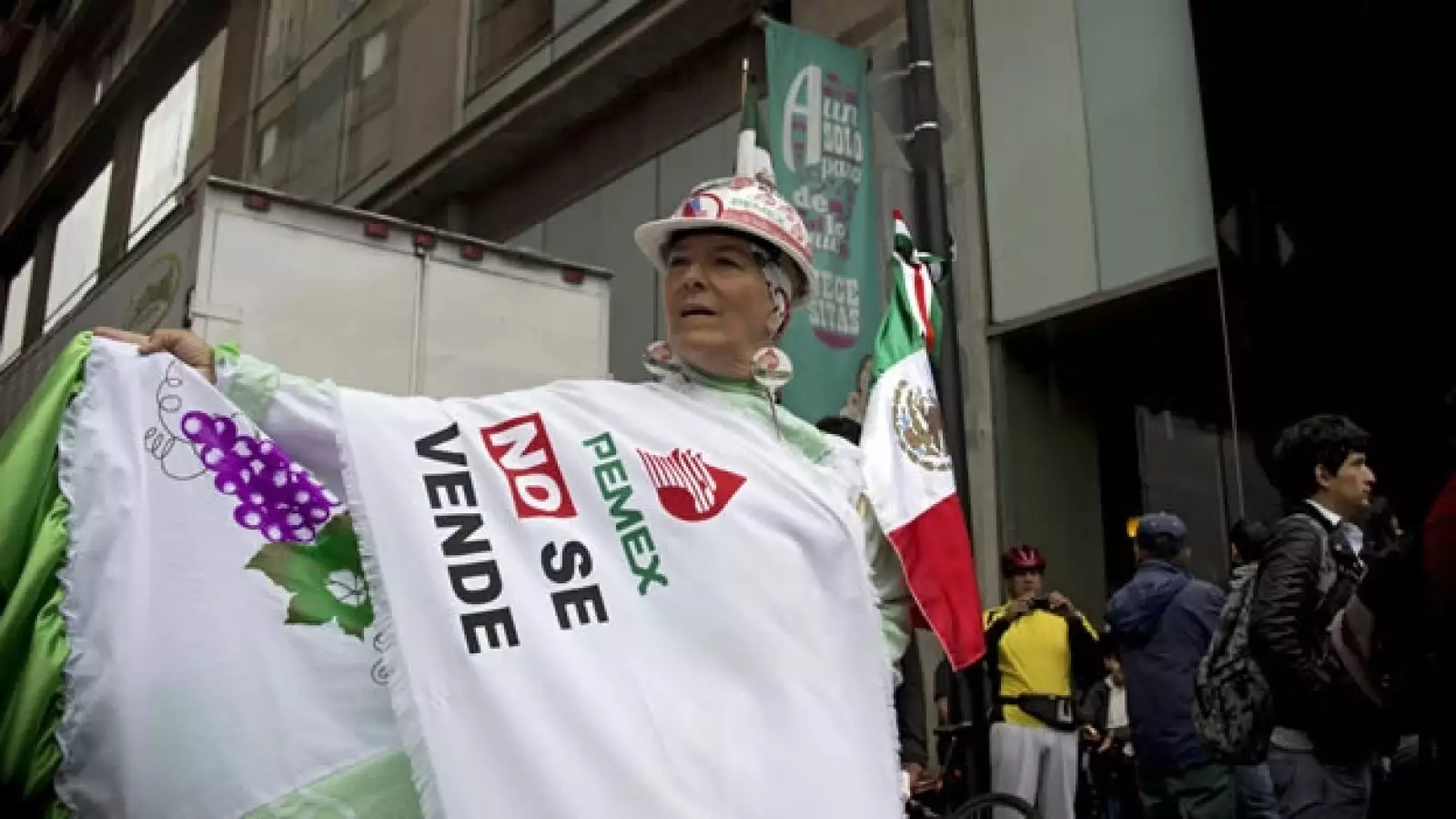 AMLO realiza asamblea contra la reforma energética