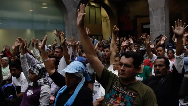 Migrantes centroamericanos levantan la mano en el Senado mexicano