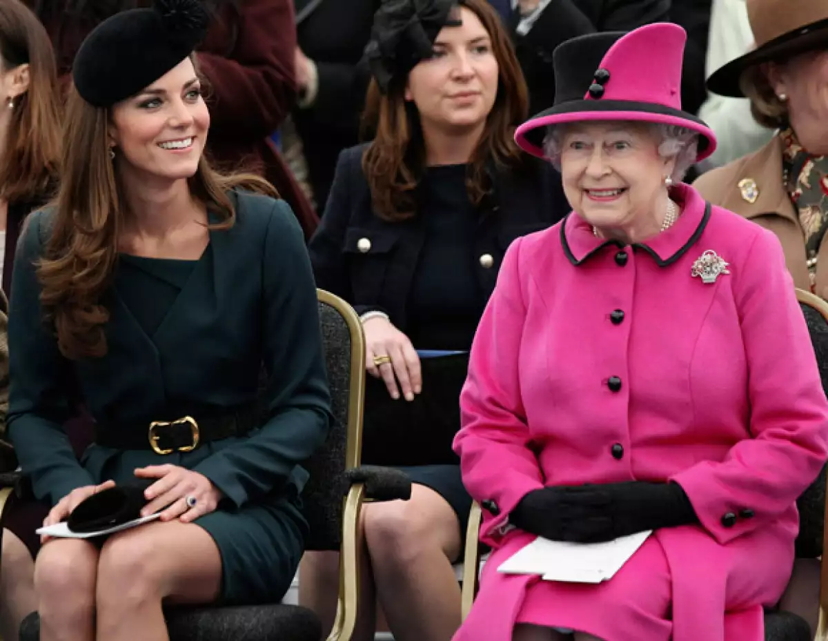 La monarca inglesa le pidió a la duquesa de Cambridge que le ayude a recuperar la imagen de la familia real tras las fotografías del príncipe donde aparece desnudo.