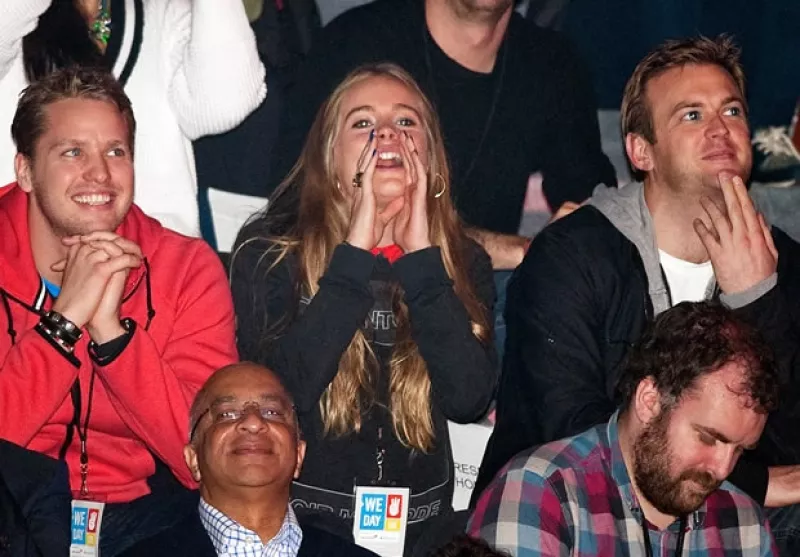 Cressida Bonas acompañó al Príncipe Enrique a un evento de caridad en Londres, donde se mostraron muy cariñosos e incluso fueron captados dándose un beso.