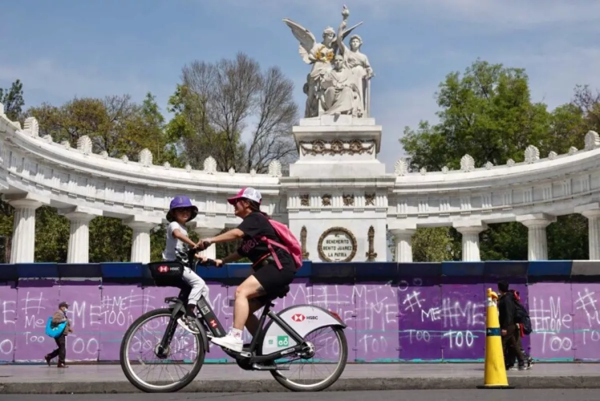 Una persona en bicicleta acude al Paseo Ciclista Dominical en la CDMX. 