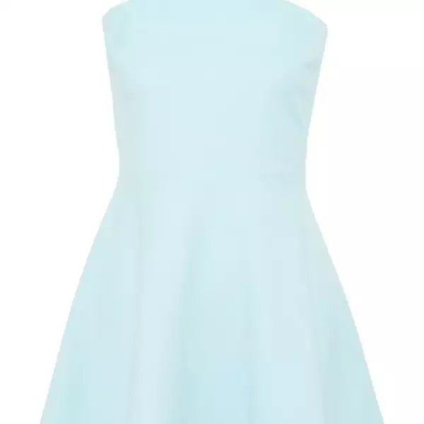 Elizabeth and James siempre tiene cortes estructurados que te salvarán este verano por sus looks tan limpios.