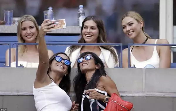 Ivanka Trump y Karlie Kloss accedieron a tomarse fotos con sus fans.