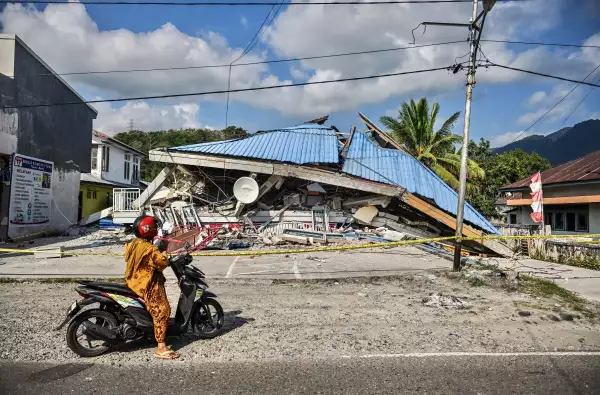 Una motocicleta se detiene junto a un edificio derrumbado después de un terremoto de magnitud 7,7 en Borong, East Manggarai, East Nusa Tenggara el 16 de agosto de 2026.