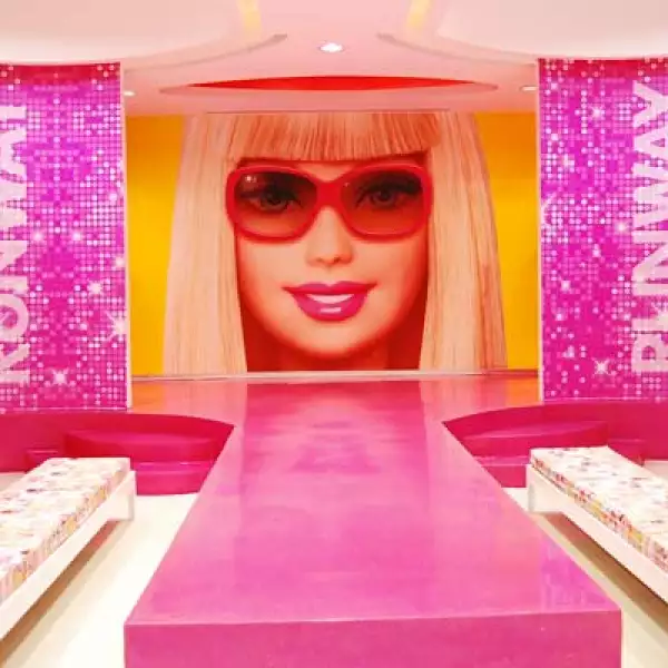 Para los papás, existe Barbie Gourmet, un espacio donde podrán disfrutar de una taza de café acompañado de un cupcake ‘Barbie’.