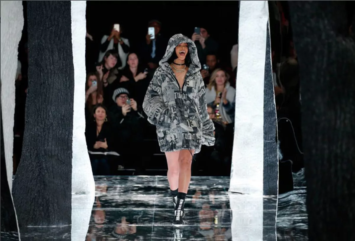 Rihanna disfrutó mucho su presentación en el NYFW.