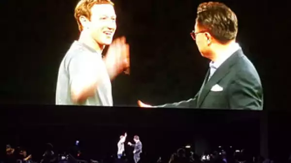 Mark Zuckerberg y DJ Koh, presidente de negocios de comunicación móvil de Samsung. (Foto: Eladio González)