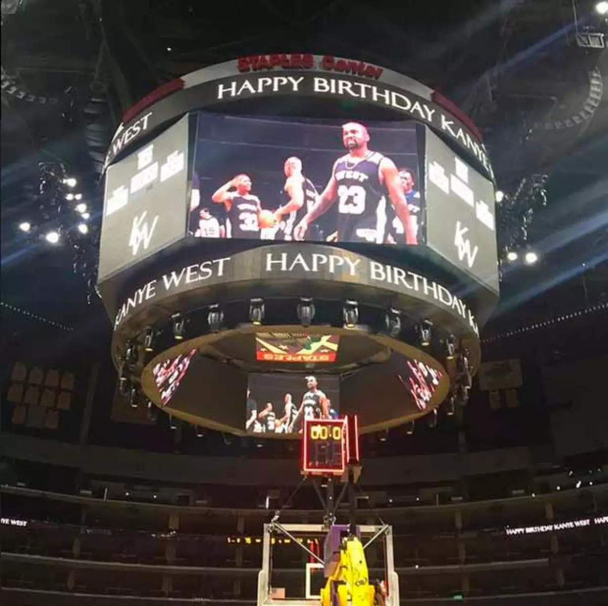 Los famosos grabaron un mensaje de felicitación para el rapero que fue transmitido en las pantallas del estadio.