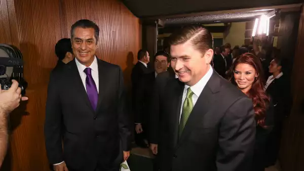 El gobernador independiente, durante su toma de protesta junto con el exgobernador Rodrigo Medina.