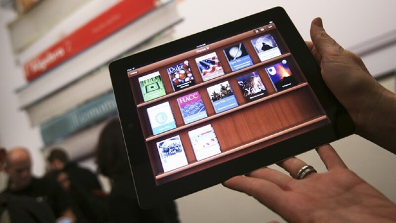 un mujer muestra una ipad