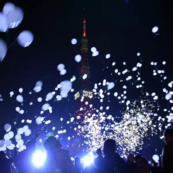 El país recibió el 2015 con rituales sintoístas, por lo que al primer segundo del año las campanas de los templos sonaron al mismo tiempo, mientras que en la Torre de Tokio fuegos artificiales y cientos de globos marcaron la fecha.