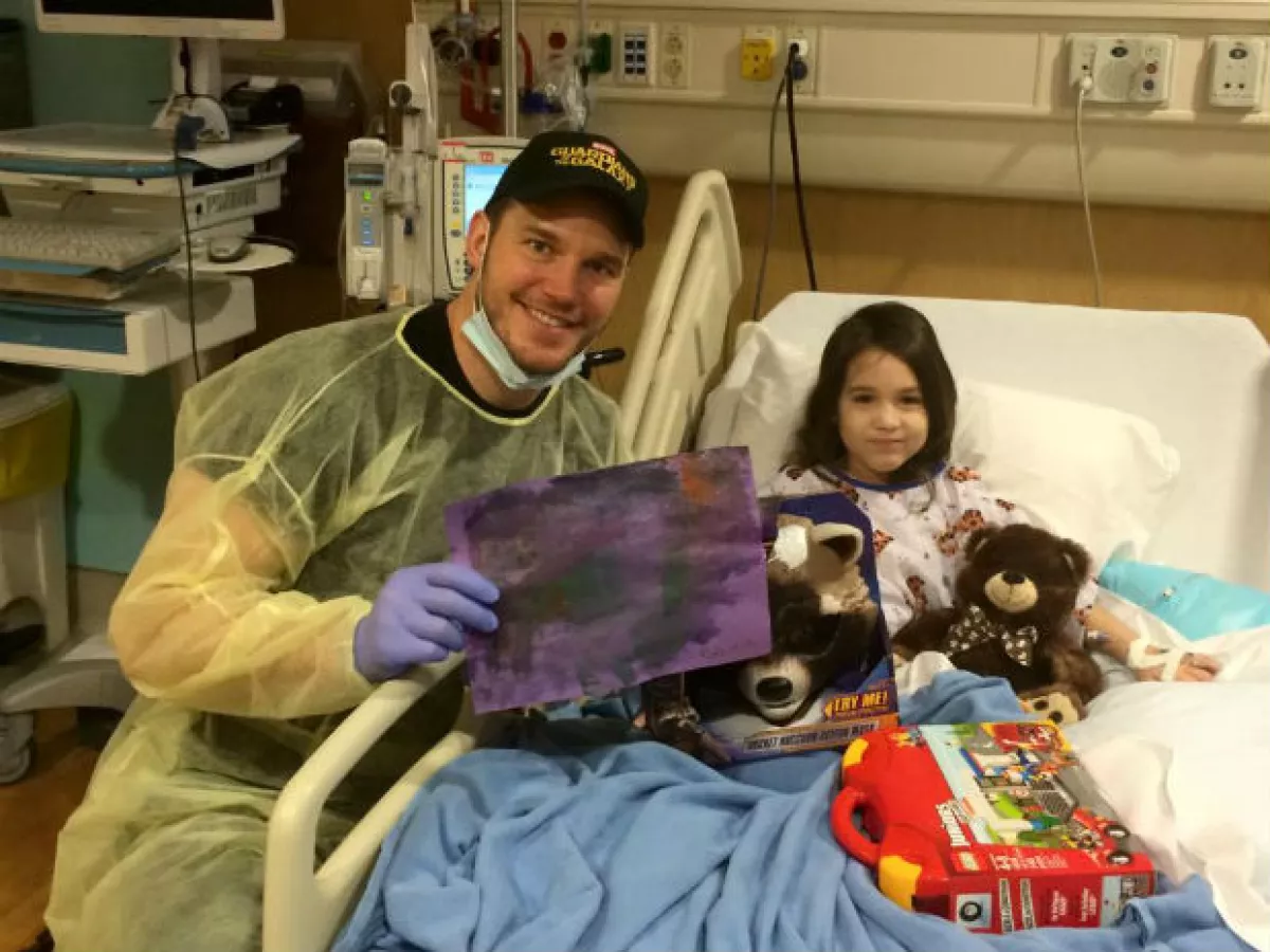 Chris Pratt posando con Emma, una valiente sobreviviente del cáncer.