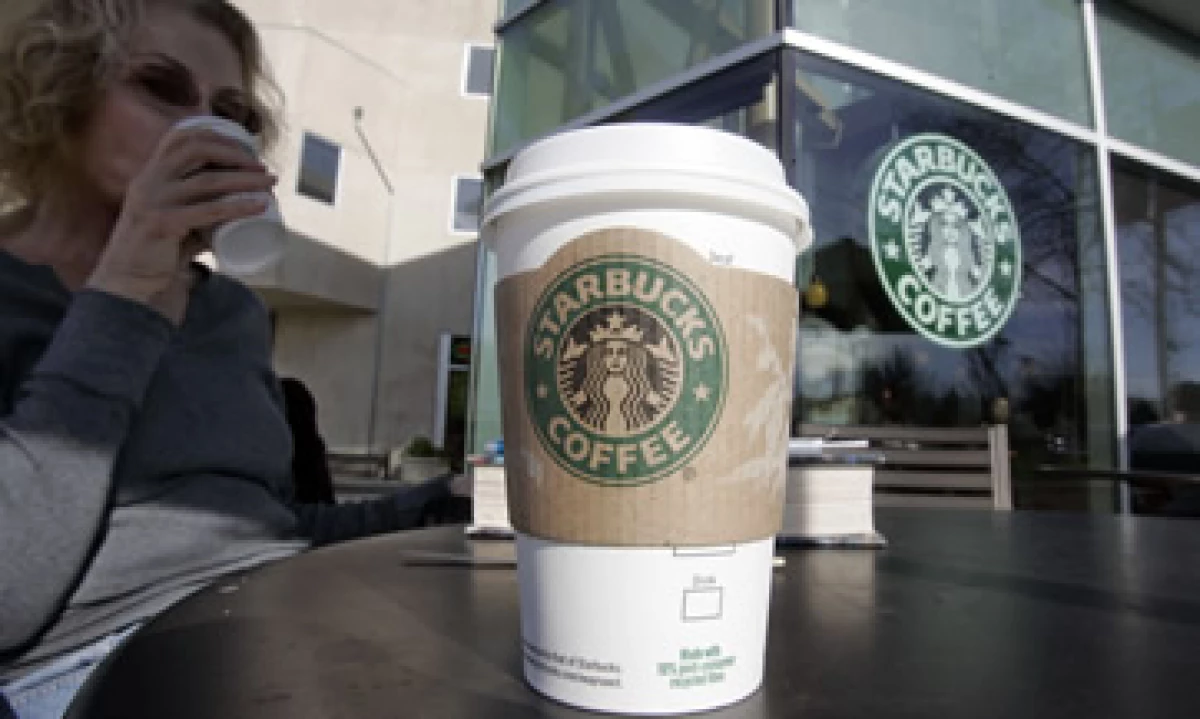 Starbucks dijo que elegirá los vinos y cervezas individualmente para reflejar los gustos y preferencias de la clientela. (Foto: AP)