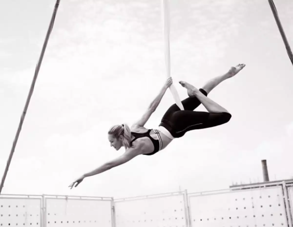 Uno de sus ejercicios favoritos es el yoga y aquí aparece haciéndolo en el aire.