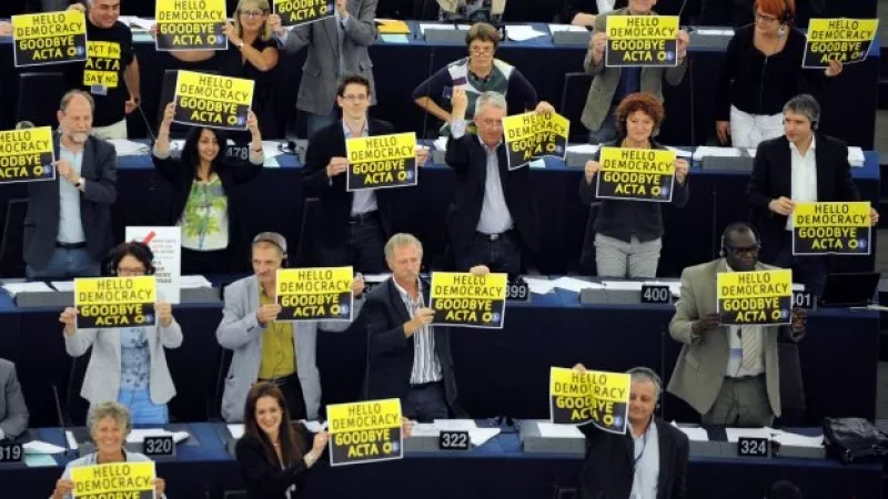 Eurodiputados de Los Verdes muestran carteles con el mensaje "Hola democracia. Adiós Acta" después de que el pleno del Parlamento Europeo rechazase el acuerdo