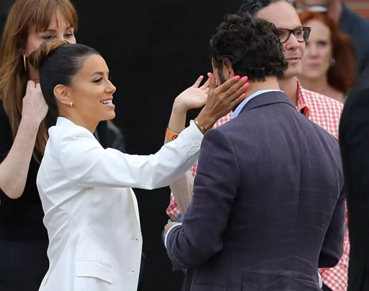 Eva fue captada acariciando la mejilla de su novio.