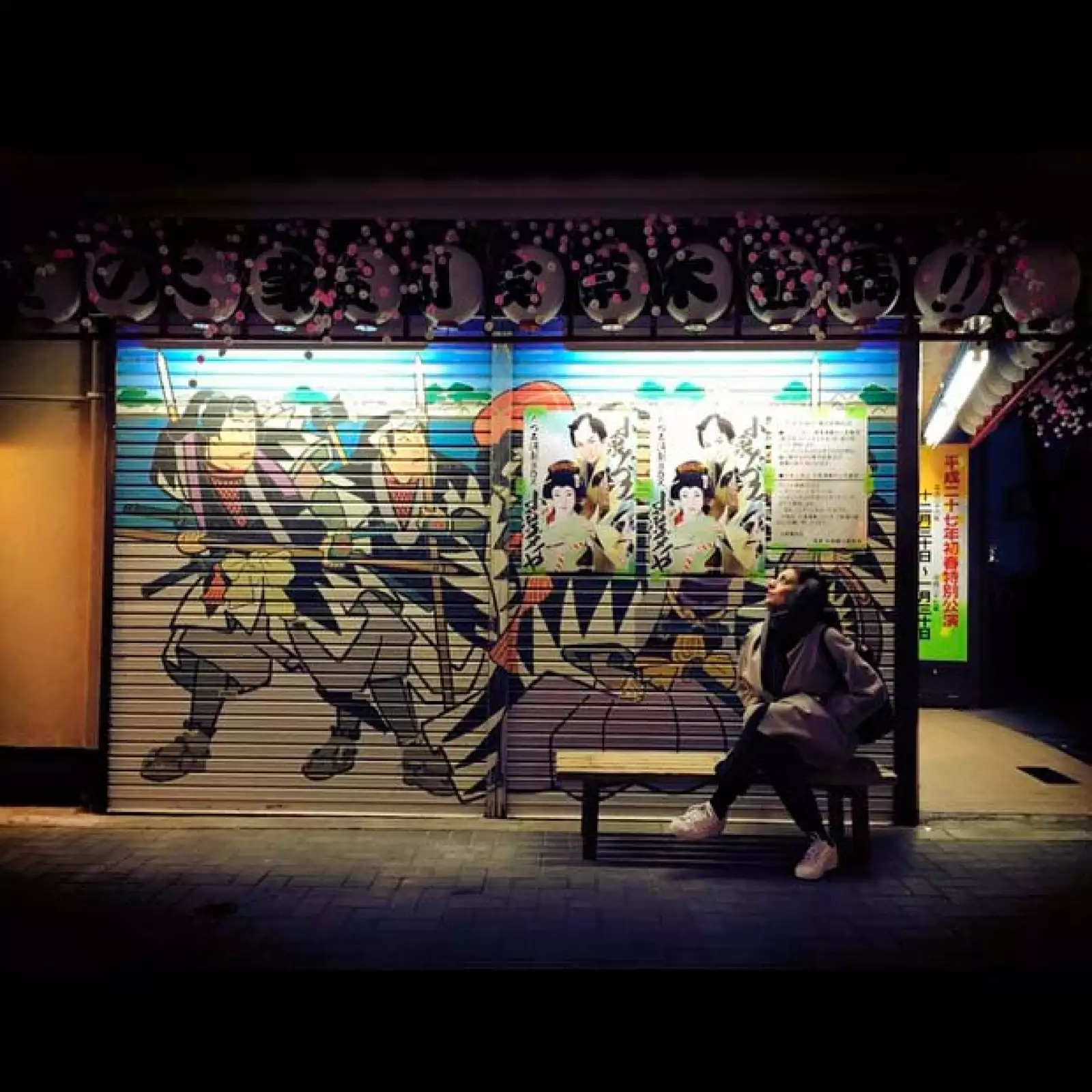 La actriz en un local japonés con publicidad nipona.