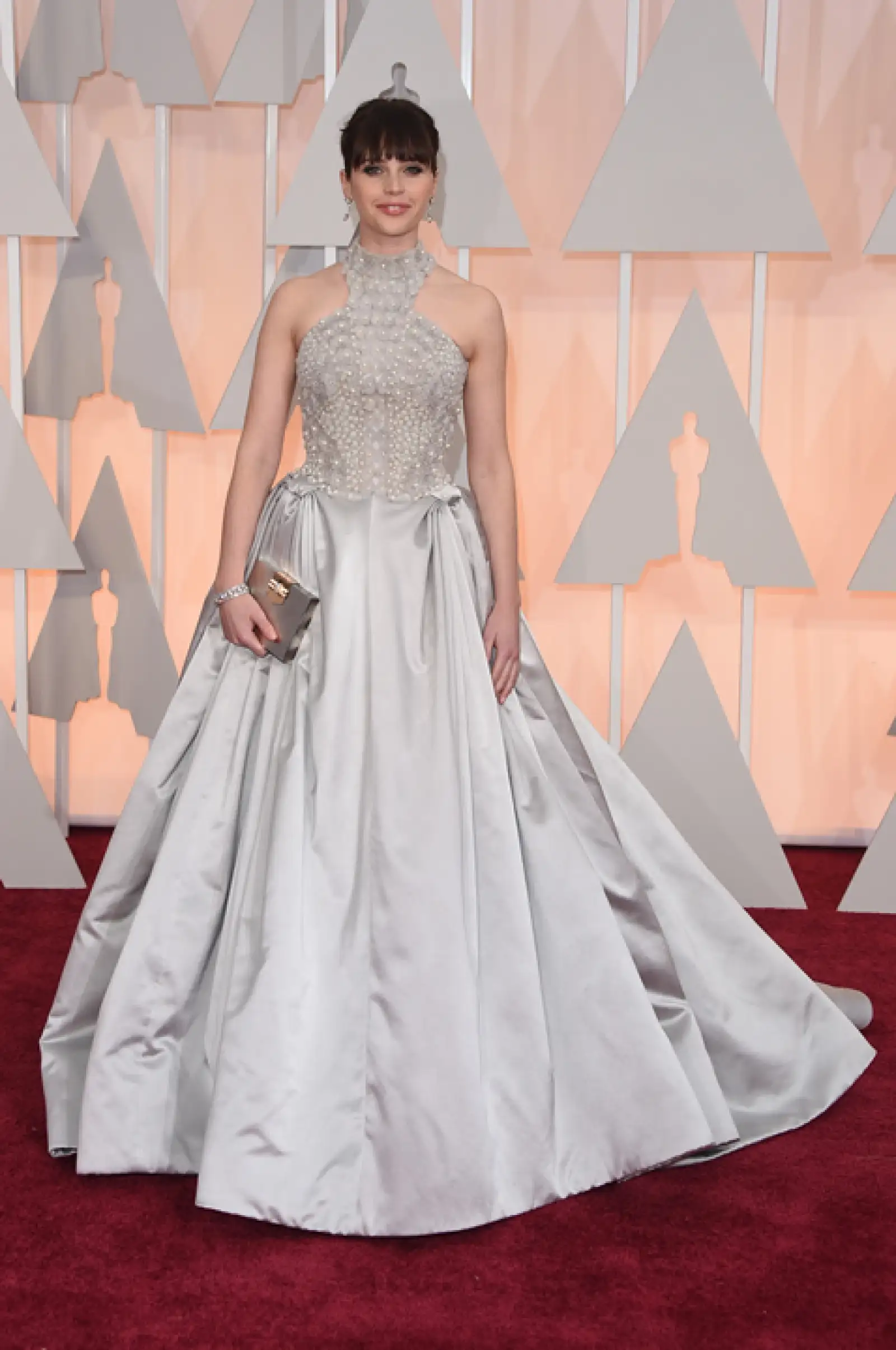 La actriz de The Theory of Everything, Felicity Jones, usó un Alexander McQueen para la premiación. Optó por un Saint Laurent para la fiesta de Vanity Fair.