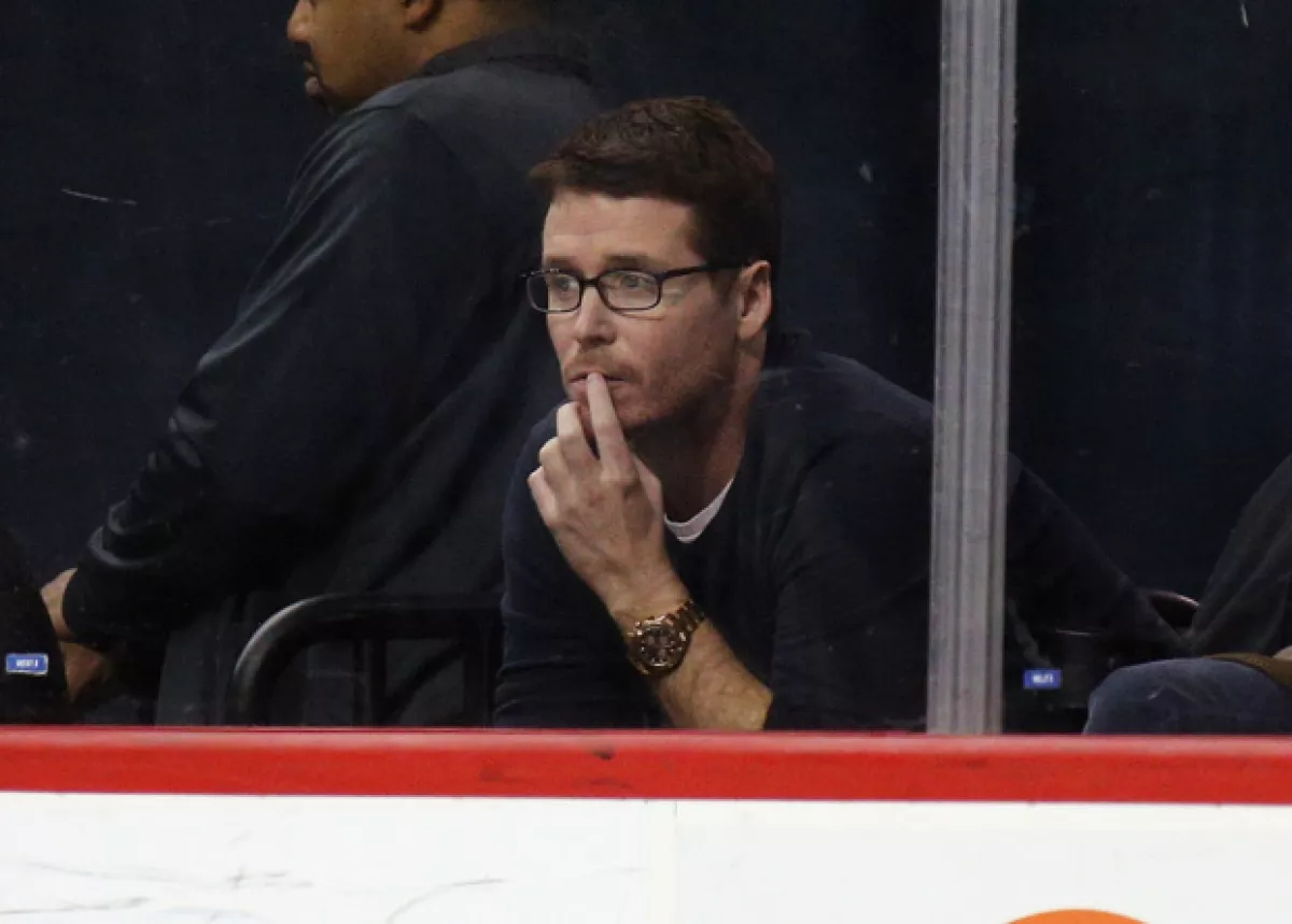 Kevin Connelly también estaba en el juego de hockey junto con Leo.