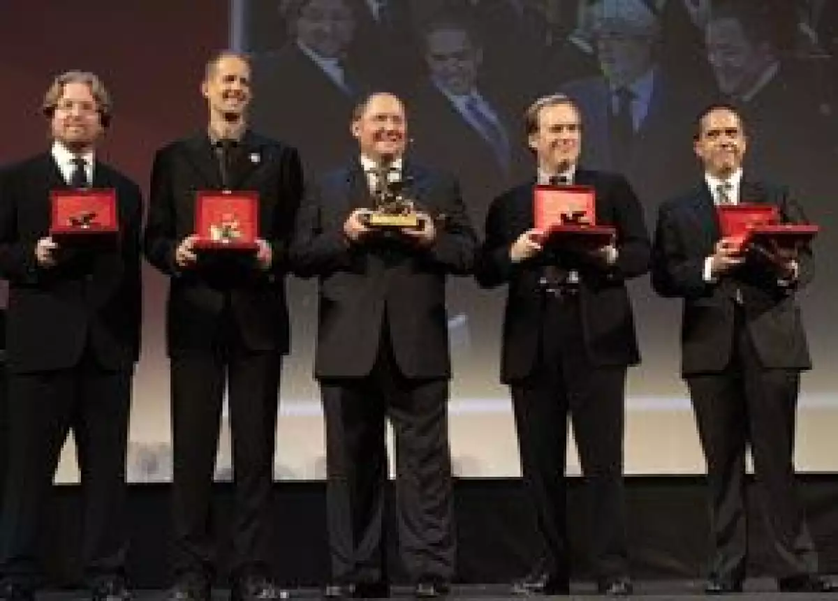 El productor John Lasseter y su equipo de directores de los estudios de animación Pixar recibieron el premio honorífico por su trayectoria.