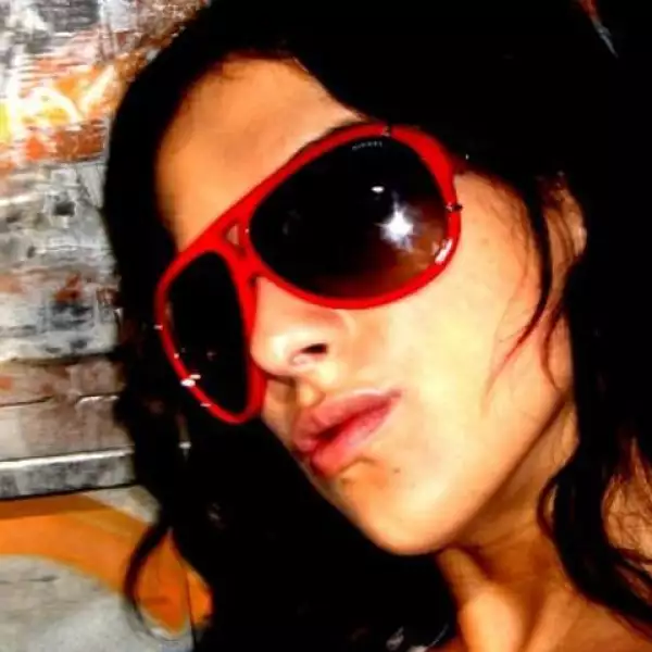 No sólo es guapa y talentosa, sino que además es trabajadora, por lo que se desempeña en una despacho de abogados.