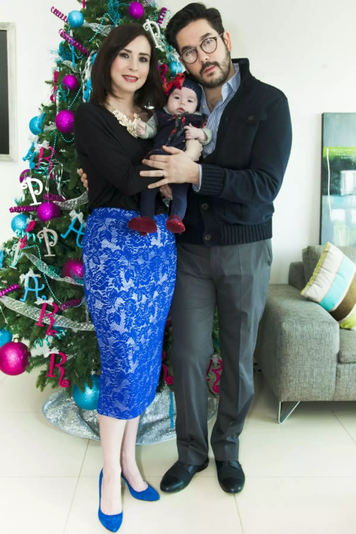 Hace poco más de dos meses llegó a la vida de esta pareja su primogénita, Regina, y sus papás están listos para celebrar su primera Navidad como una familia.