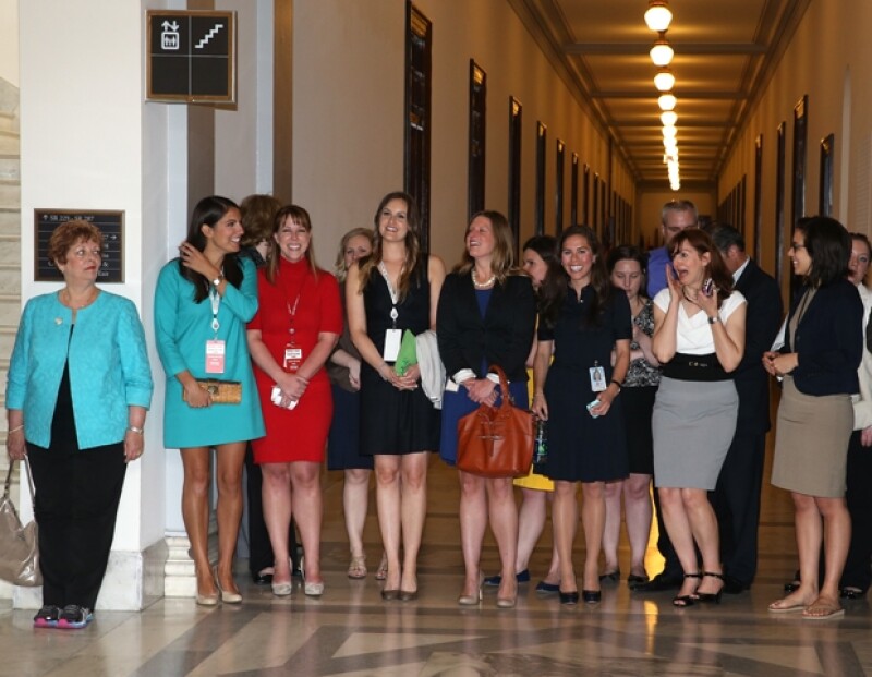 Varias invitadas aguardaban emocionadas por la llegada del Príncipe de 28 años al Capitolio.