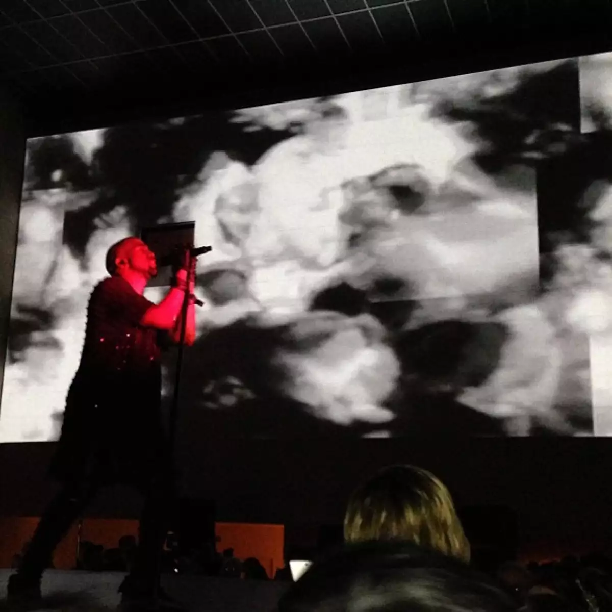 La socialité compartió esta imagen de su novio cantando junto a la frase: `Bebé, tú eres incríeble´, haciendo referencia al tema que le compuso Kanye.