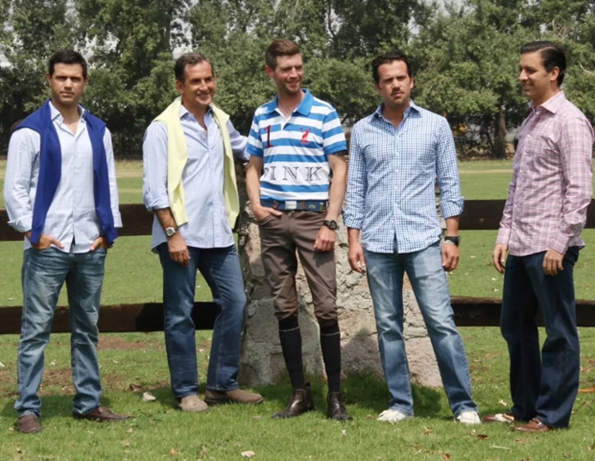 Jinetes que participan en el Grand Prix Pink en Valle de Bravo.