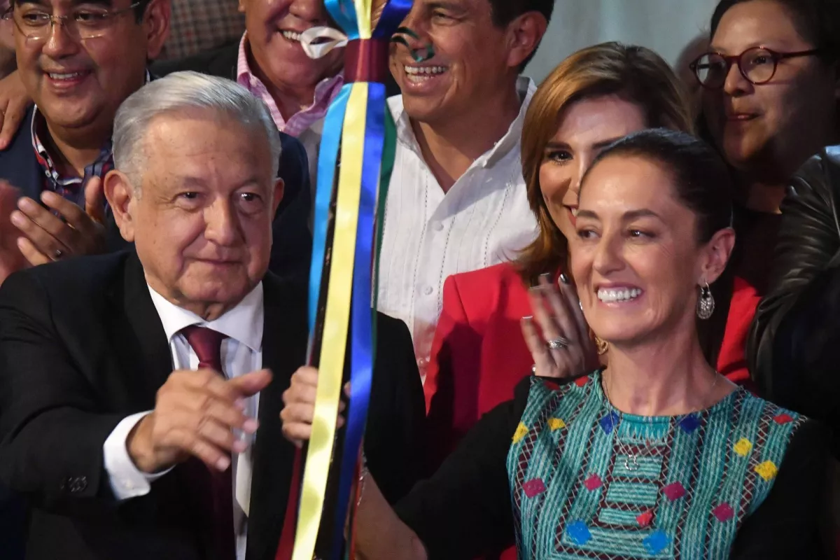 AMLO Entrega Bastón Sheinbaum-3