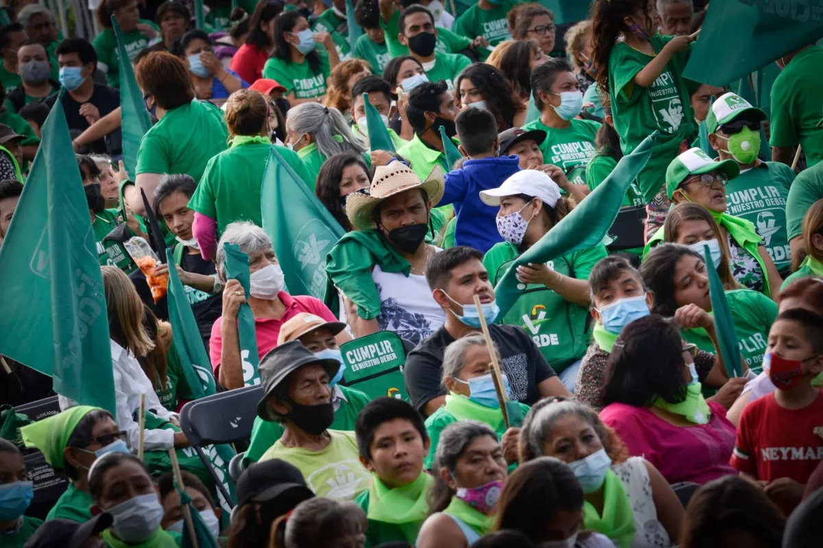Cientos de personas presenciaron el acto de cierre de campaña de los candidatos del Partido Verde Ecologista de México (PVEM). 

