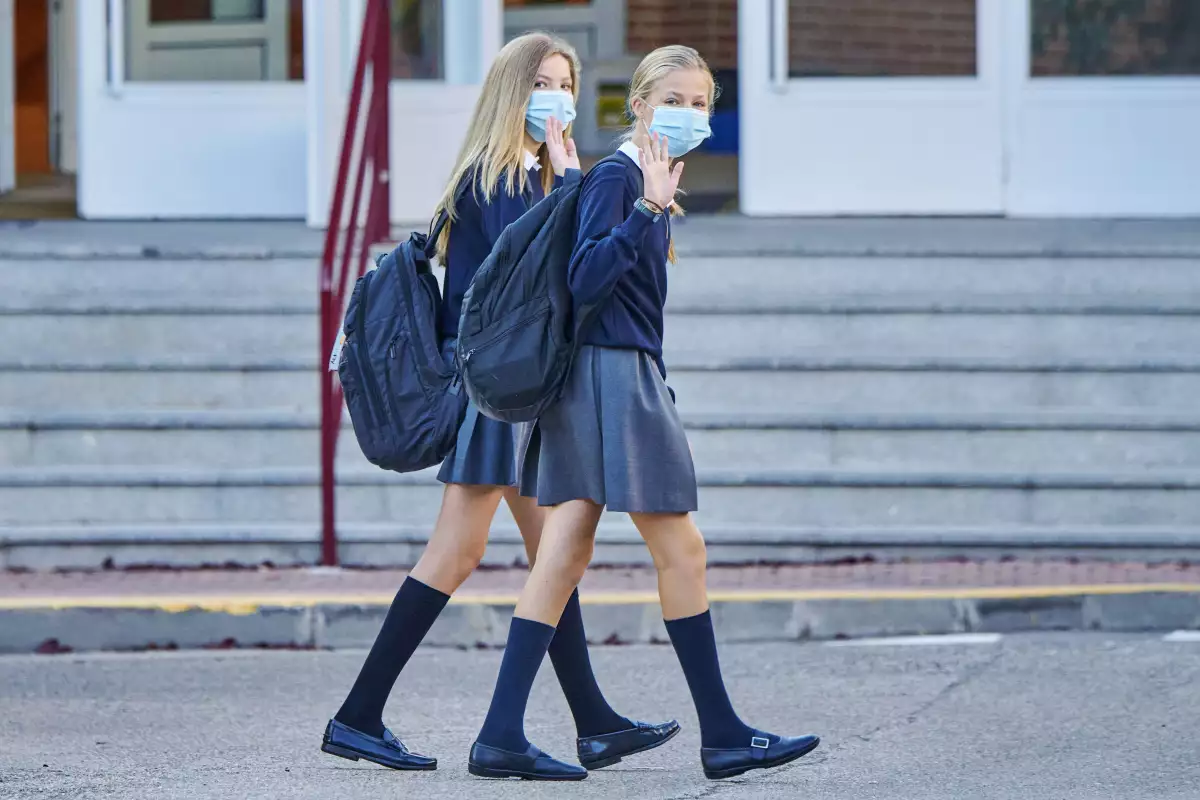 La princesa Leonor y la infanta Sofía fueron fotografiadas en múltiples ocasiones entrando a su colegio Santa María de los Rosales en Madrid.