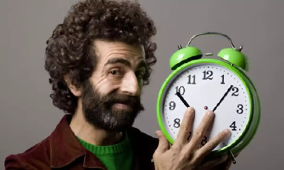 Se sugiere adelantar el reloj una hora la noche del sábado, antes de ir a dormir. (Foto: Getty Images)
