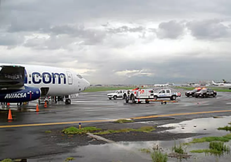 Un avión de la aerolínea Aviacsa se despistó en la noche del jueves al presentar una ponchadura en el tren de aterrizaje. (Foto: Notimex)