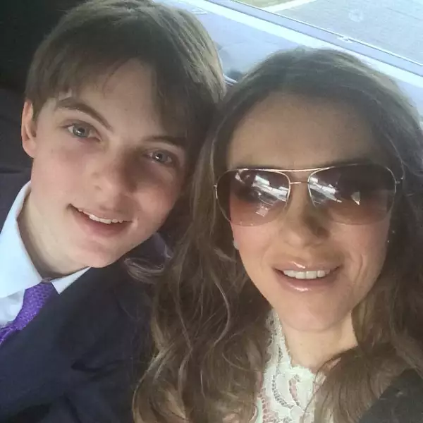 Elizabeth también estuvo acompañada por su hijo en la boda.