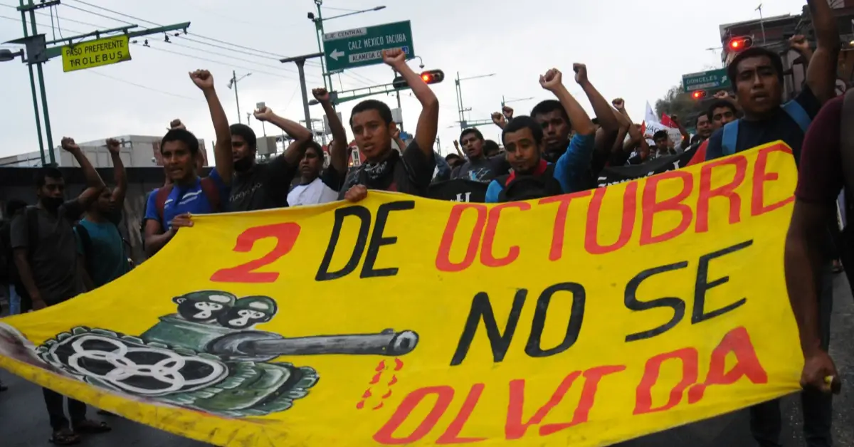 Manifestantes marchan en la Ciudad de México durante la conmemoración del 2 de octubre de 2023 para recordar a las víctimas de la matanza de Tlatelolco de 1968 y exigir memoria, verdad y justicia.