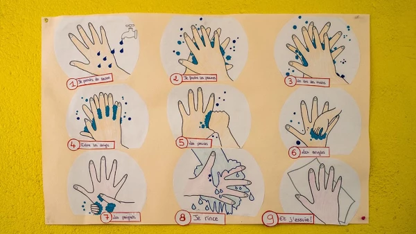 Luego de tres semanas de cierre por la pandemia, los centros de preescolar y primaria reabrieron este lunes en Francia, pero deberán mantener un estricto protocolo sanitario que conlleva la suspensión de una clase si se detecta un caso de COVID-19.