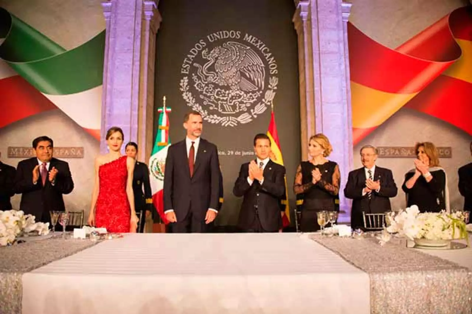 El mandatario mencionó que otorgó a los reyes de España la condecoración del Águila Azteca en su grado de collar, que es la máxima distinción que el país otorga a los extranjeros por sus prominentes servicios prestados a la nación mexicana o a la humanidad.