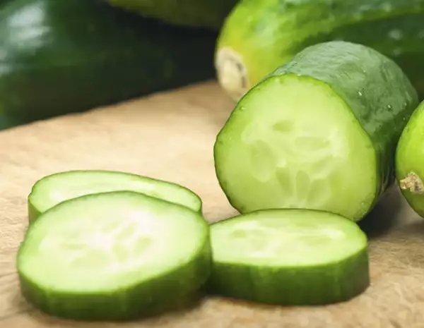 Elimina la hinchazón de los ojos con pepinos.