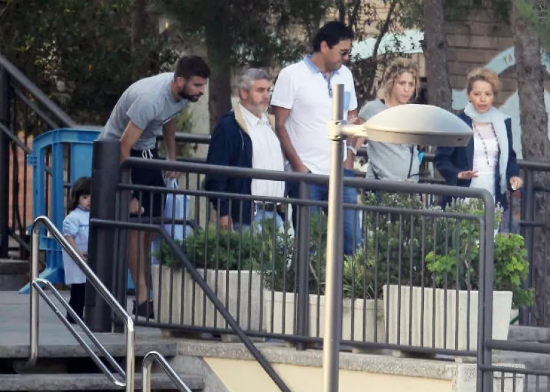 La cantante ya luce su pancita por su segundo embarazo. Este lunes la vimos mientras acudía con su hermano y Gerard Piqué a dejar a su hijo a la guardería.