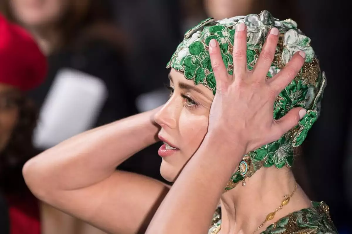amber-heard-gorro-natacion