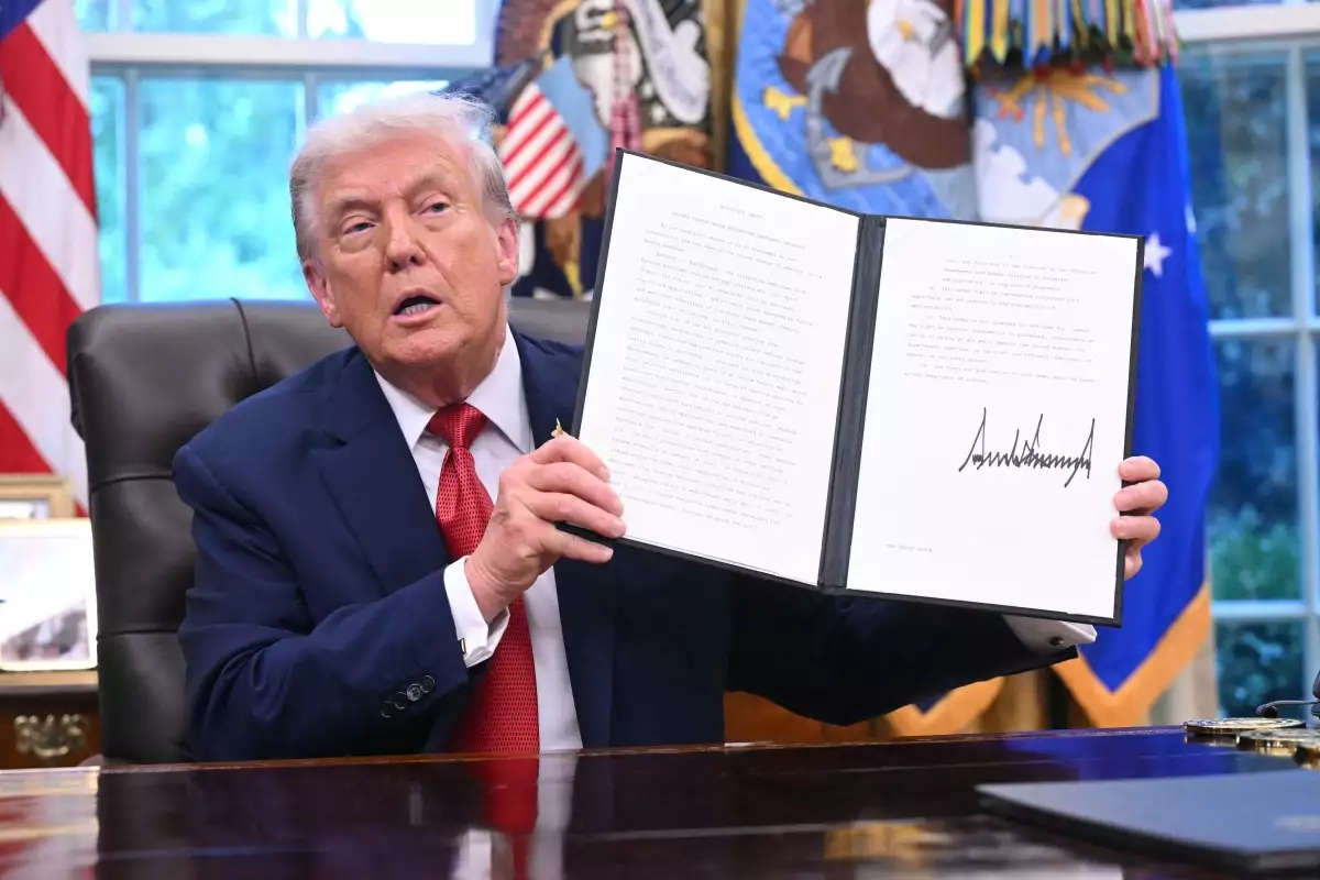 Trump firma orden para transferir TikTok a inversores estadounidenses y proteger datos de usuarios