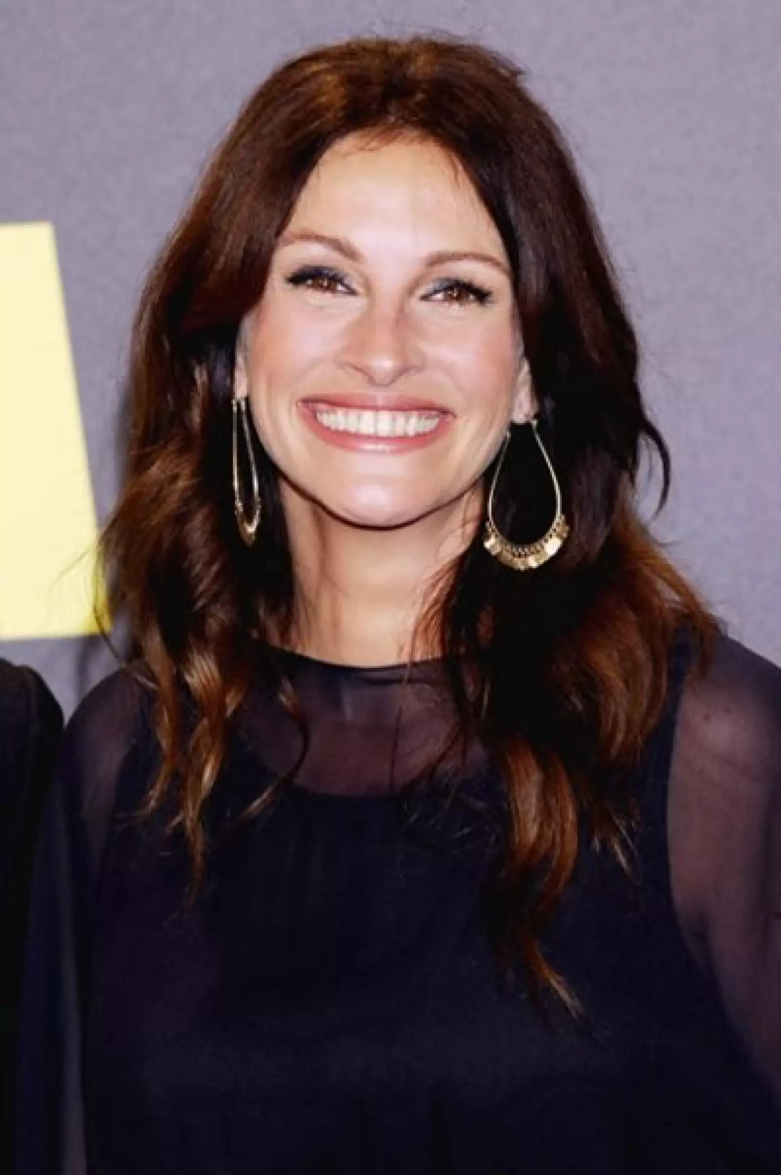 Juia Roberts es fan de los zapatos Toms, que además de estar hechos con materiales que no dañan al medio ambiente, aseguran que por cada par de zapatos comprados, se regala uno a un niño necesitado.