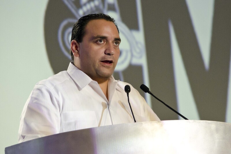 El gobernador es acusado de robo.