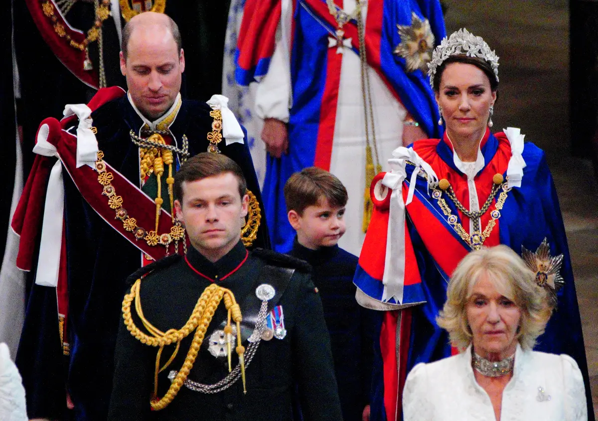 El príncipe William, el príncipe Louis y la princesa Kate en la Coronación de Carlos III