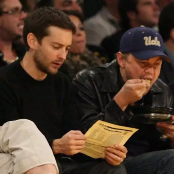 Y mientras DiCaprio disfrutaba de sus alimentos, Maguire anotaba los puntos que llevaban los Lakers.