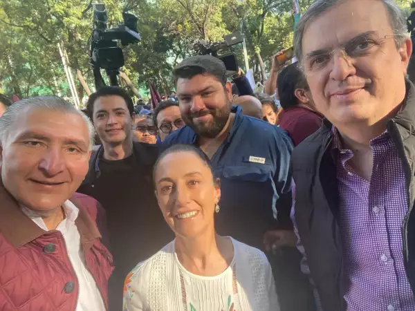 La jefa de gobierno de la CDMX compartió a través de redes sociales una fotografía acompañada de Adán Augusto López y Marcelo Ebrard. (@Claudiashein)