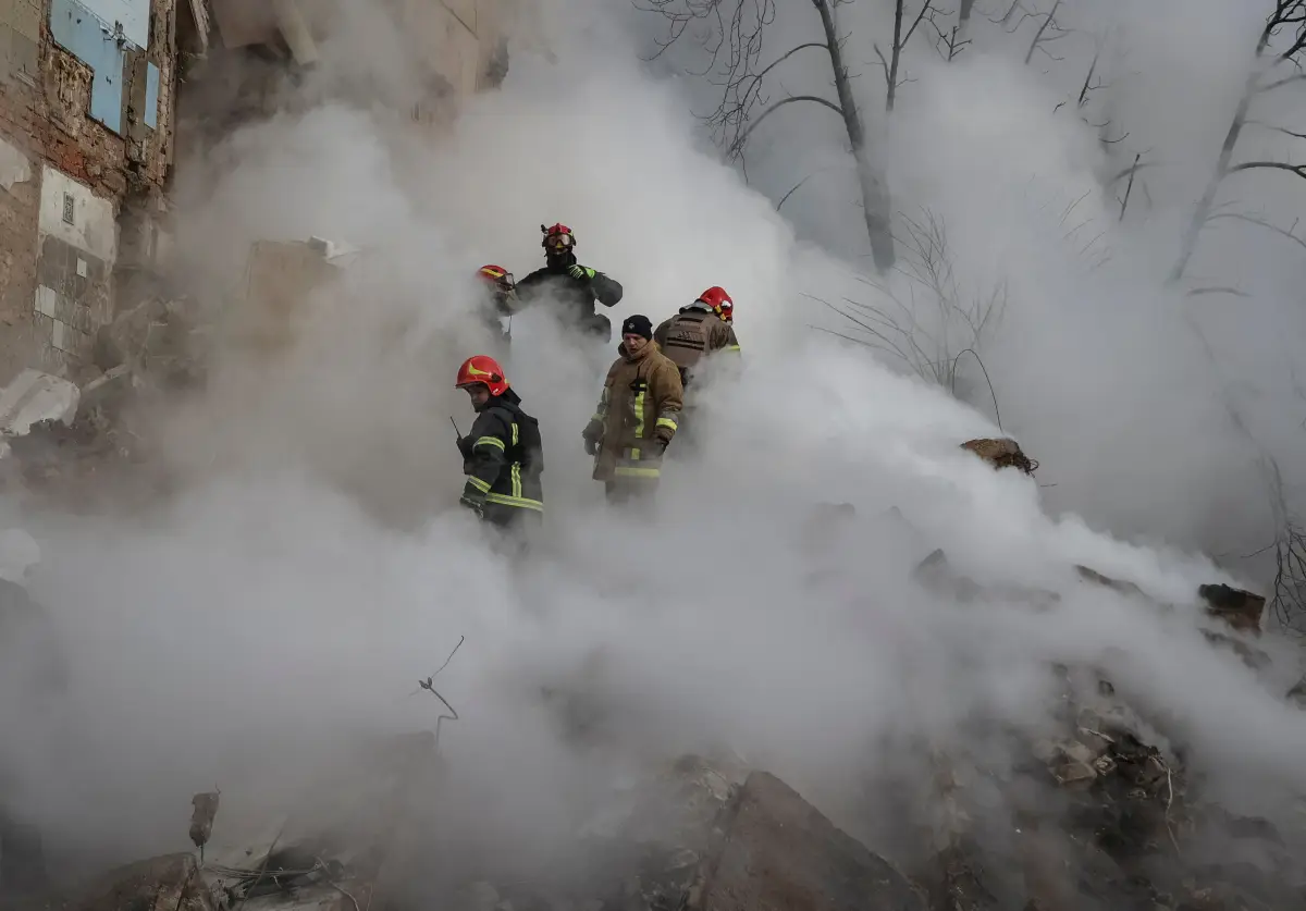  Los rescatistas trabajan en el sitio de un edificio residencial gravemente dañado durante un ataque con misiles rusos, en medio del ataque de Rusia a Ucrania, en Kharkiv, Ucrania, el 23 de enero de 2024.