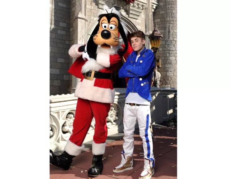 El cantante canadiense no perdió la oportunidad de tomarse una foto con el famoso Goofy.