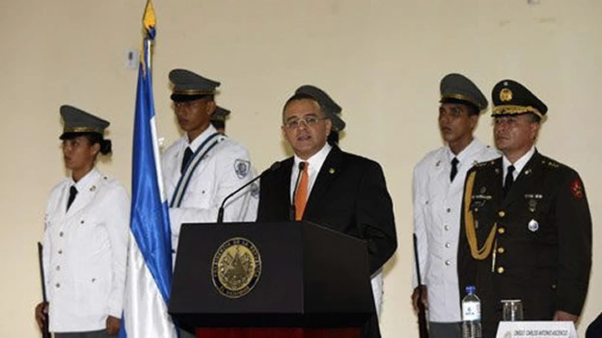 El presidente Mauricio Funes premia a policías